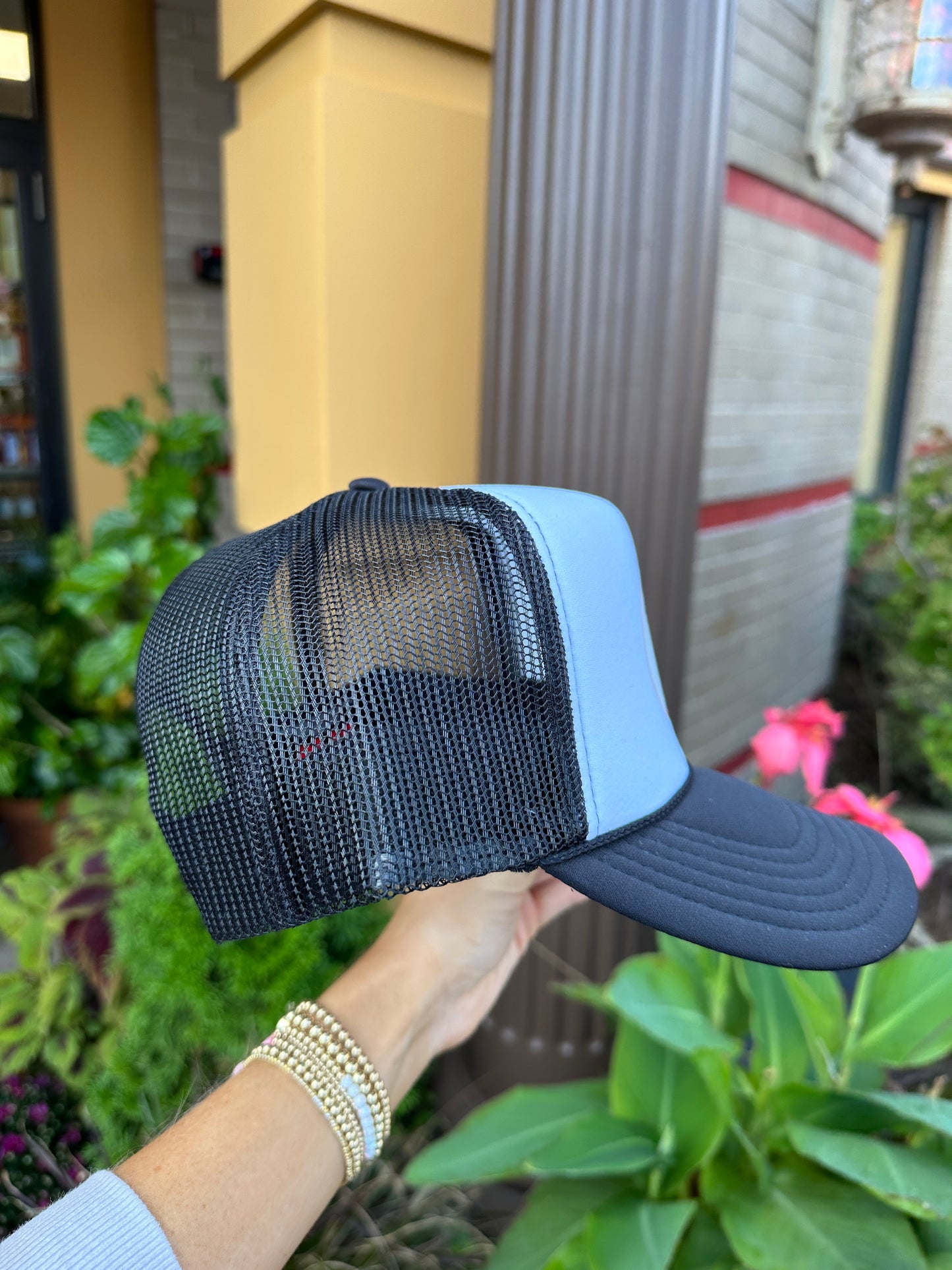 BLACK LOGO TRUCKER HAT